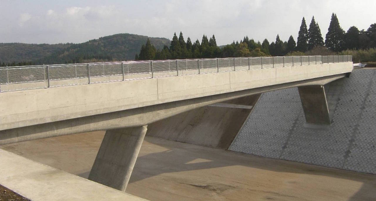 青山跨道橋　π型ラーメン橋