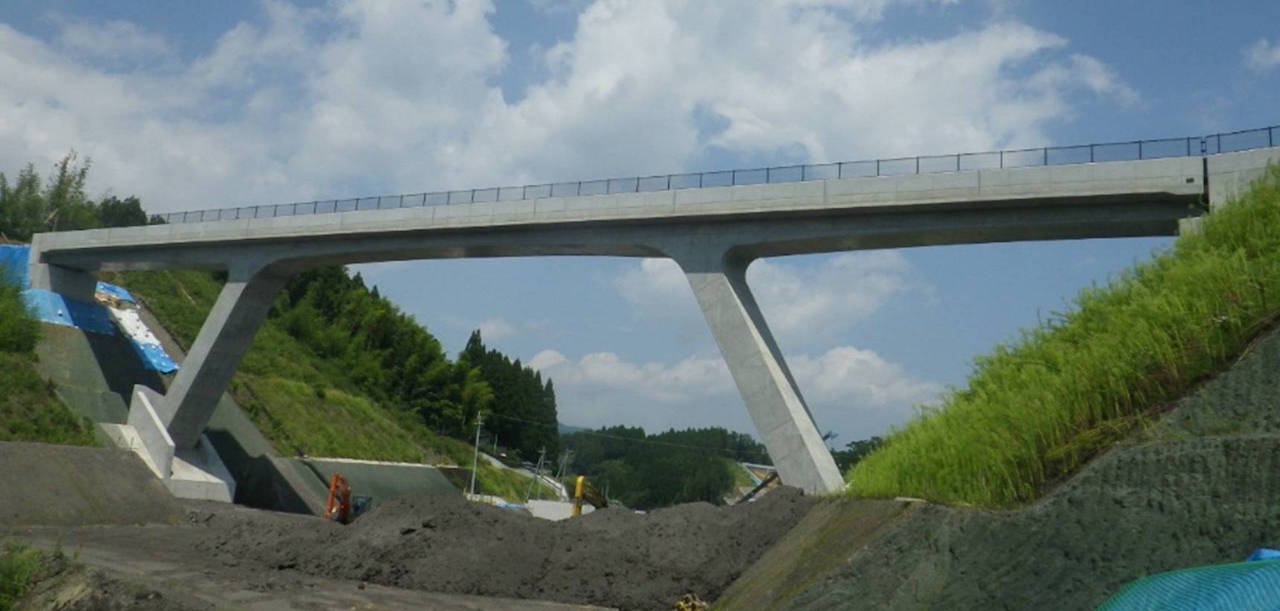 桑原跨道橋　方杖ラーメン橋