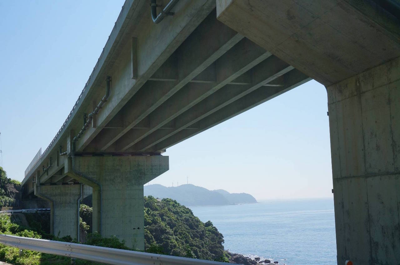高崎山8号橋　4径間連結T桁橋